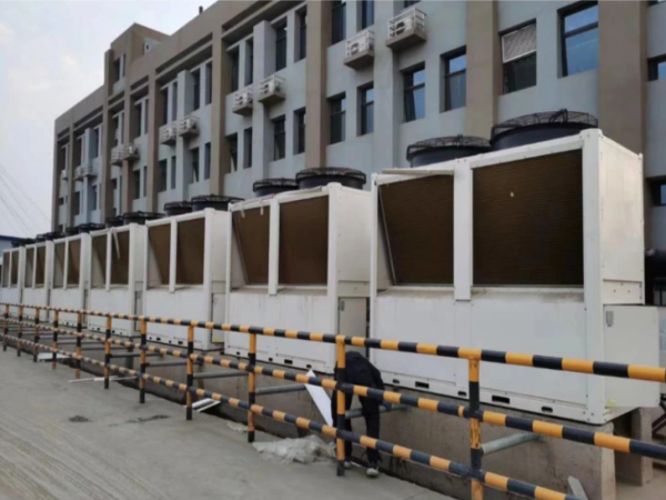 用(yong)空氣(qi)能(néng)熱泵供暖設(shè)備(bei)，輕松提升工(gong)地舒适度